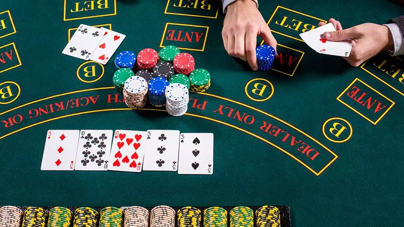 Sử dụng chiến lược đánh lừa khi chơi Poker không hợp lý